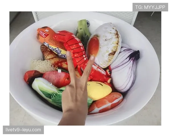 杨千霖赛场像VIP，赛后自拍里名表和泡面并列，真不知道该咋想